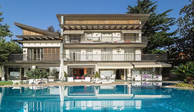 Villa with pool and stunning views, 22 sleeps!