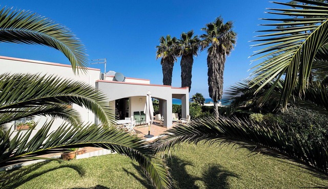Villa with superb garden and access to sandy beach
