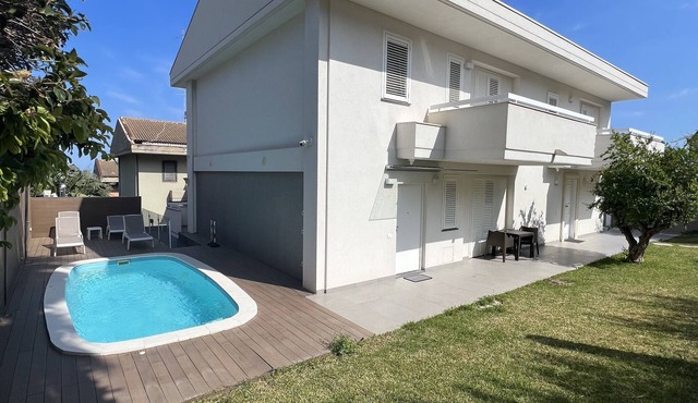Villa with swimming pool, located a stone's throw from the sea and well served.