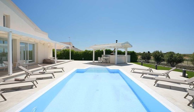 Villa with swimming pool in the Modica countryside