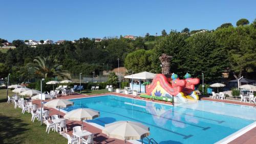 Villetta trilocale con PISCINA E SPIAGGIA incluse Taunus Vacanze cod 454