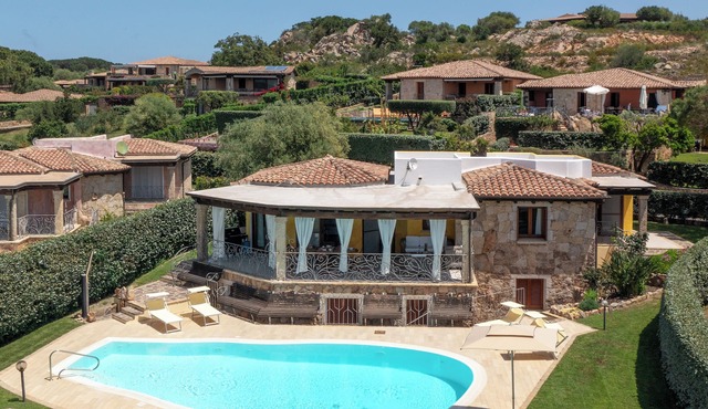 Wonderful luxury villa with pool and big garden overlooking the sea!