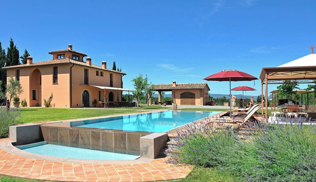 Wonderful private villa for 11 people with A/C, private pool, WIFI, TV and veranda