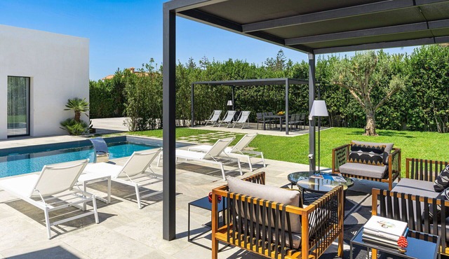 Wonderful private villa for 12 people with WIFI, A/C, private pool, TV and patio