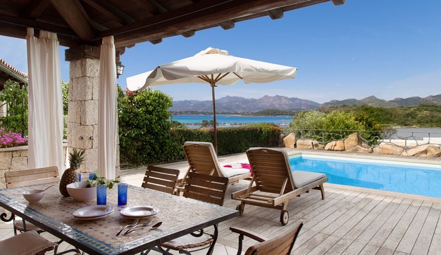 Wonderful villa with pool and private big garden near the beach