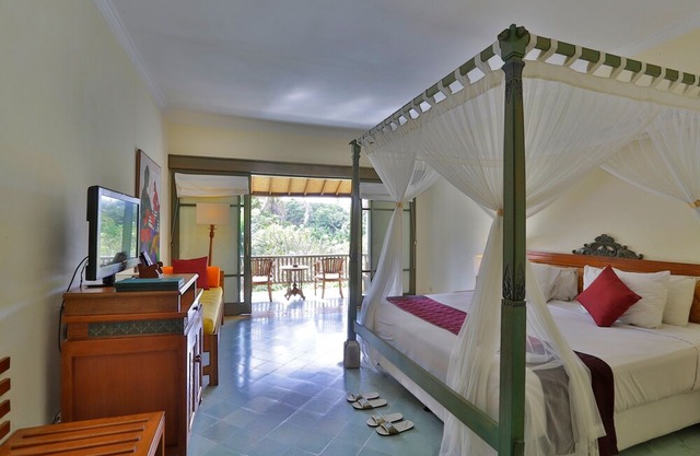 1 Bedroom private balcony near Ubud with views of the grounds and rice fields