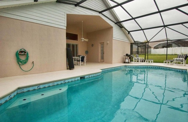 10 MIN. FROM DISNEY, LARGE PRIVATE POOL, BBQ GRILL, FREE WIFI, COMMUNITY TENNIS