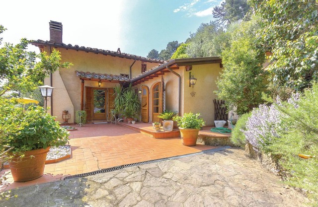3 bedroom accommodation in Camaiore LU