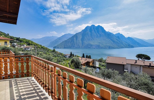 Holiday Riva Solto Persons 