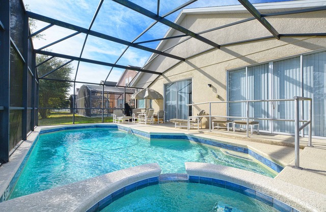 4 Bed Villa, Sleeps 8, Disabled Friendly, East facing Pool/spa, 15 min to Disney