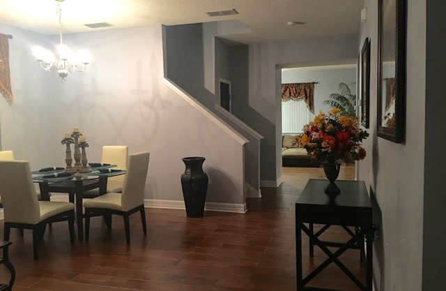 6 BR, 4.5 BA with spa/pool minutes to Disney, Epcot, shopping and restaurants