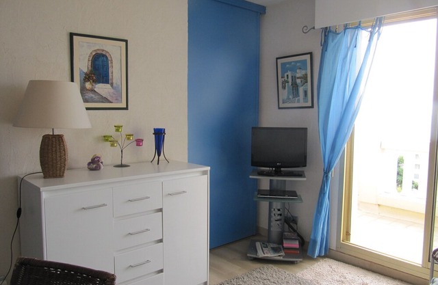 Air-conditioned 2-room apartment with garage, balcony and magnificent sea view