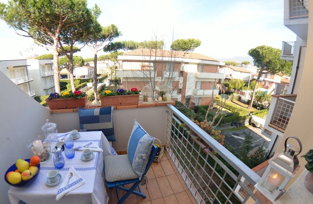 Apartment in Lido Di Camaiore with 1 bedrooms sleeps 3