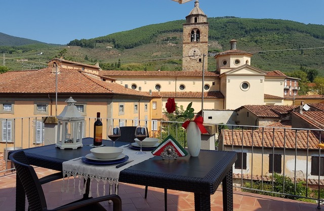 Appartamento VALLE VERDE con ampia terrazza sul tetto tra verdi colline toscane