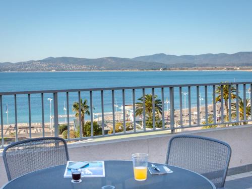Appartement climatisé avec terrasse, à 50m de la plage et proche commerces, gare et centre-ville. - FR-1-466A-9