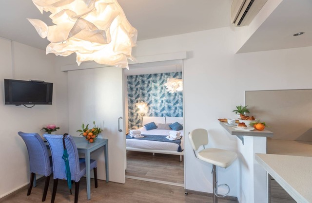 Artistic Riviera 7E - One Bedroom Apartment, Sleeps 4