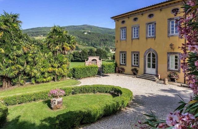 Badia Cantignano Villa Sleeps 22 with Pool Air Con and WiFi