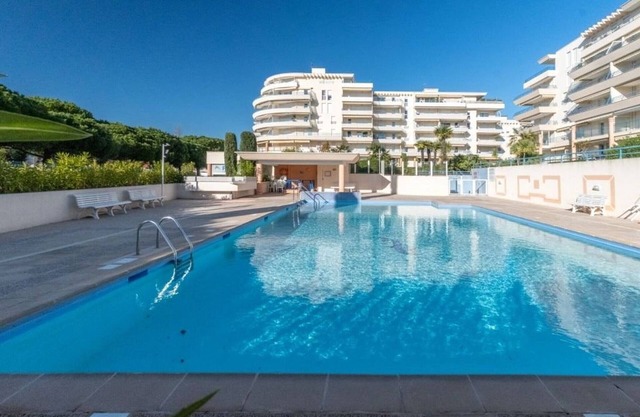 Beachside Studio with Pool, Terrace & A/C in Fréjus