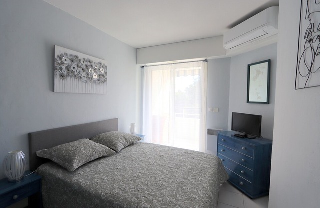 Beautiful air-conditioned apartment, tastefully decorated by the sea, swimming pool and parking