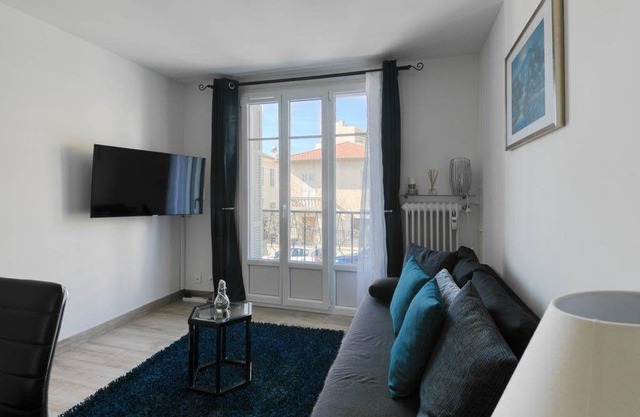 BEAUTIFUL FLAT 100M FROM THE PROMENADE DES ANGLAIS