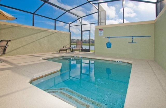 BEAUTIFUL LAKE FRONT TOWNHOME ONLY STEPS FROM THE CLUBHOUSE! HARRY POTTER AND BRAVE KIDS THEME ROOM!