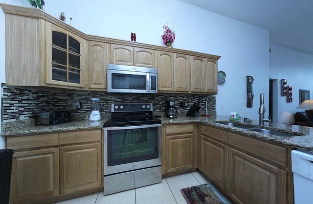 BONUS ROOM-TV/Game System + Games!