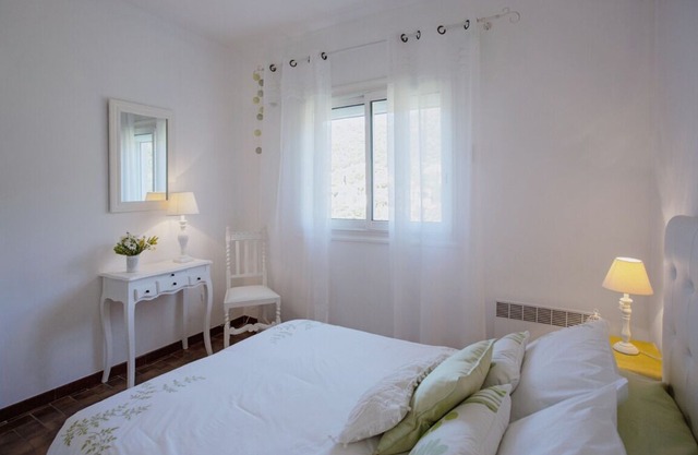 Bright and elegant villa facing the sea 3 - 5 minute walk beach