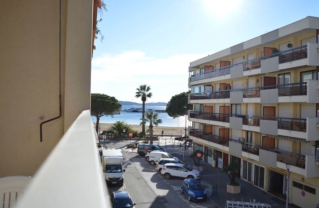 Bright studio 30m from the beach, balcony, air conditioning, shops nearby