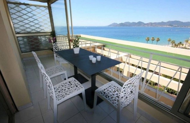Cannes Apartment facing the sea