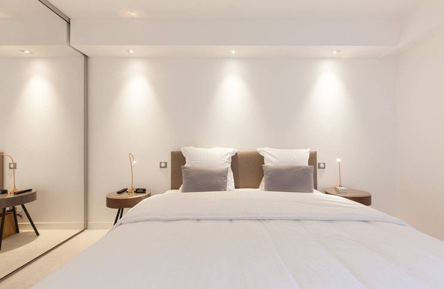 Carlton area: chic & new 2 beds/ 2 baths