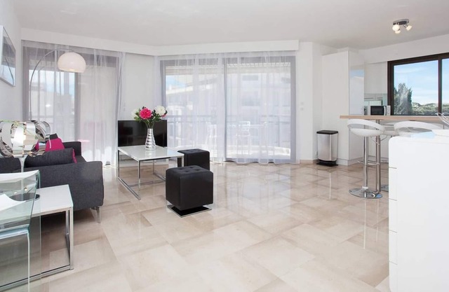 Carlton: New 2 beds/ 2 baths w/ side sea view