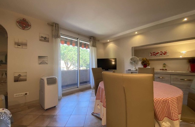 Central Sainte-Maxime 2-Room Apartment, 4 Sleeps, Near Beach & Shops