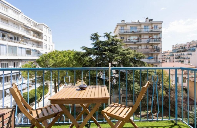 Charming two-bedroom with balcony close to La Promenade des Anglais