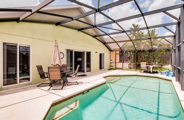 Contemporary family retreat, private pool close to Disney World & theme parks