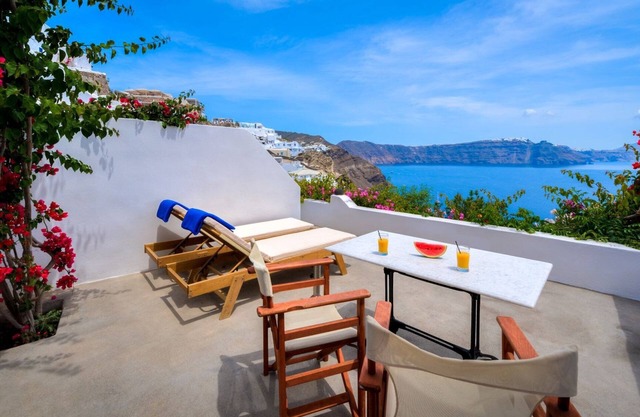 Deluxe Santorini Villa | Villa Romantic.