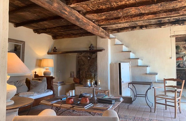 Il Podere di Metato, Restored Tuscan Farmhouse with Pool with Views of Hills and Sea