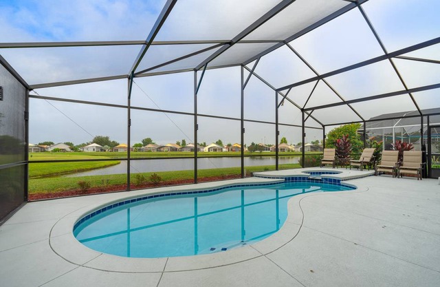 Lake Views, Relaxing Pool/Spa. Updated Home. PET FRIENDLY
