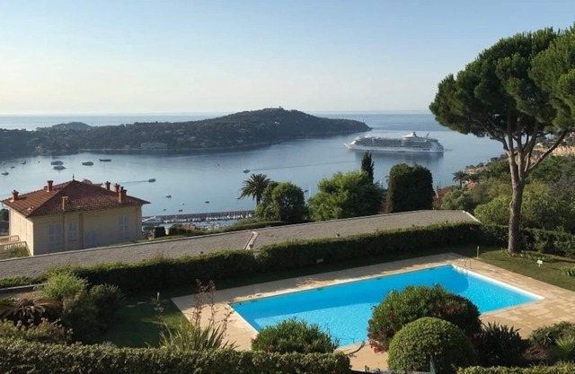 Large balcony with a magnificent sea view. 2 bedroom apartment. Pool and parking