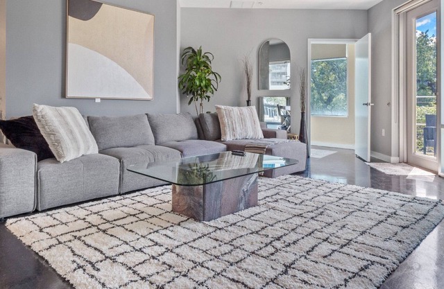 Lovely 2/2 Apartment in Downtown Orlando with parking