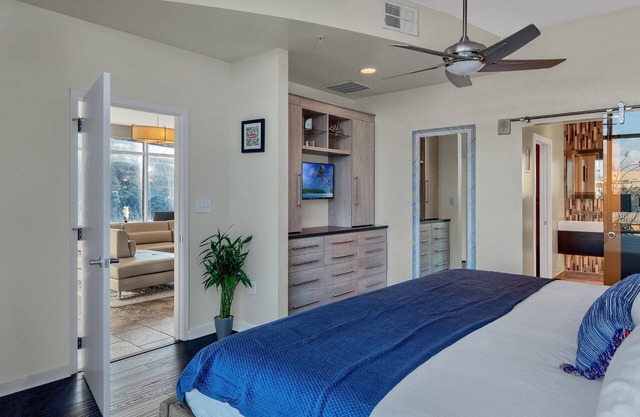 LUXURIOUS 3 BEDROOM APARTMENT in DOWNTOWN ORLANDO