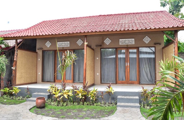 Made Taro - Menjangan Homestay