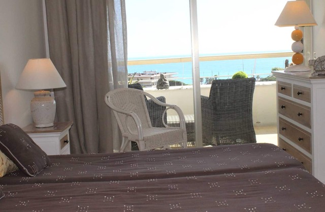 Modern 1BR Apartment, Terrace, Parking, Villeneuve-Loubet Plage
