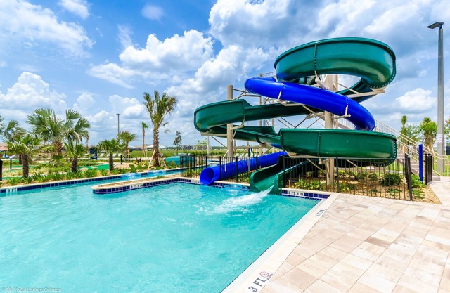 Modern Storey Lake Condo, 5 mi to Disney, Foosball, Giant Water Slide