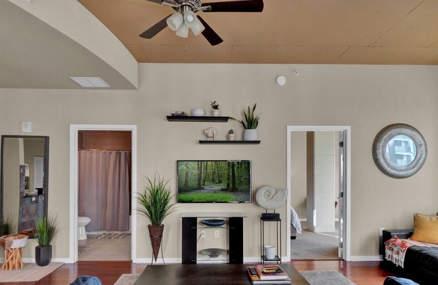 Perfect 1/1 DOWNTOWN apartment beautifully styled