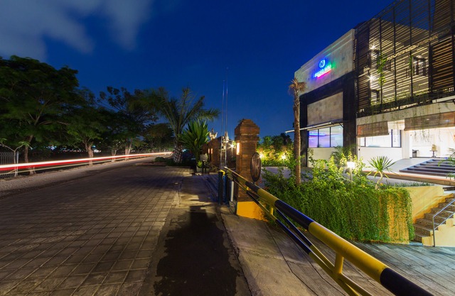 RedDoorz Plus near Mall Bali Galeria 2