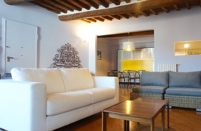 San Frediano Luxury Flat in Center Town with view. Free Wi-Fi
