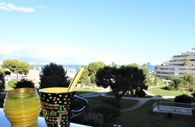 Seafront 2-Bedroom Apartment with Garden & Port Views, 10min to Train, Near Shops & Market