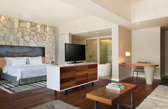 Spacious Modern Suite with Free Minibar Items (T Sand Suite32)