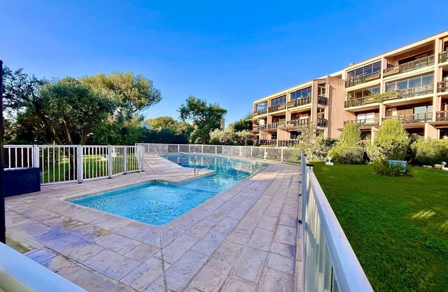 Studio with Pool, Parking & Near Beach – Sleeps 4, Saint Aygulf