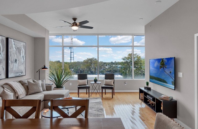 Stylish 2 bed / 2 bath Downtown Condo with Parking.